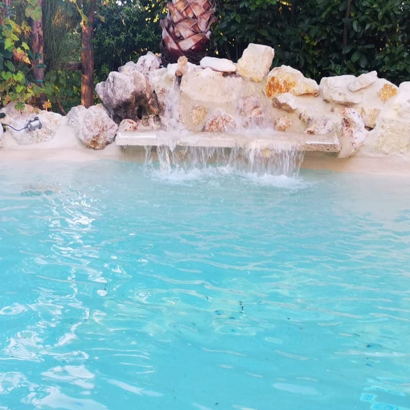 cascata in una piscina ecocompatibile