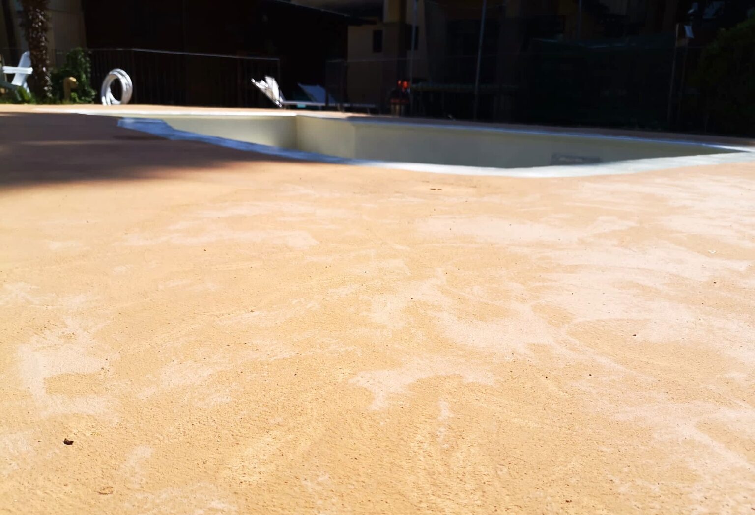 pavimentazione in resina esterno piscina